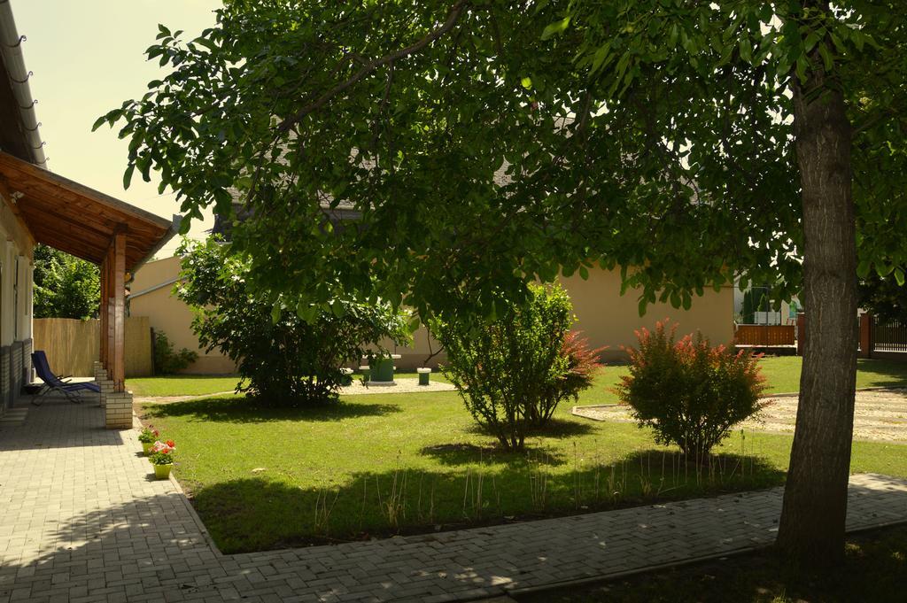 Tisza-Kert Apartmanok Tiszafüred Exterior foto